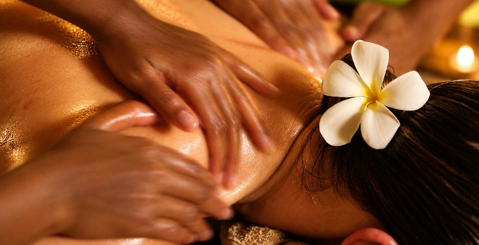 Zwei Ayurveda-Therapeutinnen massieren den Rücken einer Frau mit Kräuteröl im SH Ayurveda Resort in Ambalangoda auf Sri Lanka.